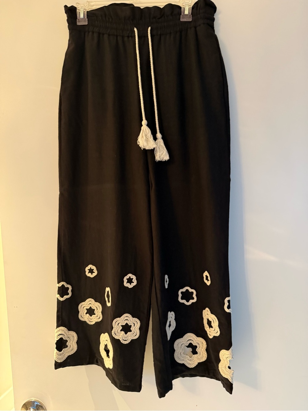 House of Harlow 1960 Black Cropped Wide-Leg Pants with Cream Embroidered Flowers